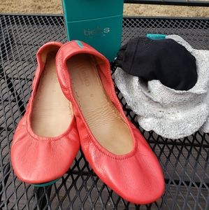 Limited release Poppy Tieks - Size 8